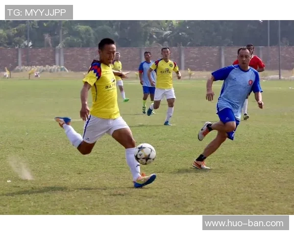 足球明星场外亲民互动展现真情厚谊与粉丝共鸣的温暖瞬间